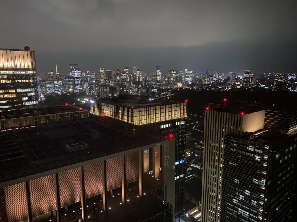 アマン東京の客室から望む丸の内・大手町の夜景と東京都心のパノラマビュー