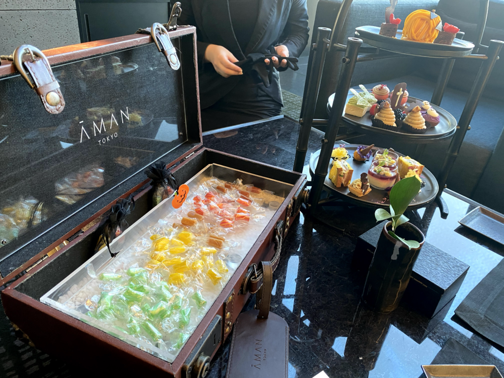 アマン東京のザ・ラウンジで愉しむブラックアフタヌーンティーと宝石のようなスイーツ