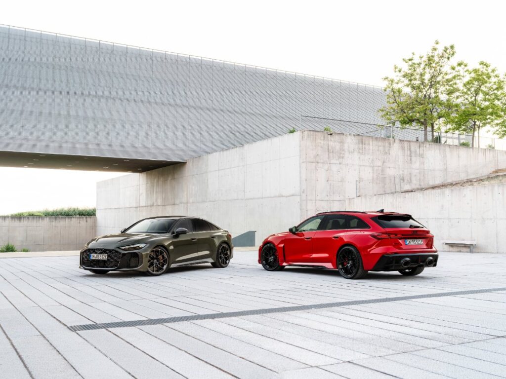 新型Audi RS5 セダンとアヴァント
