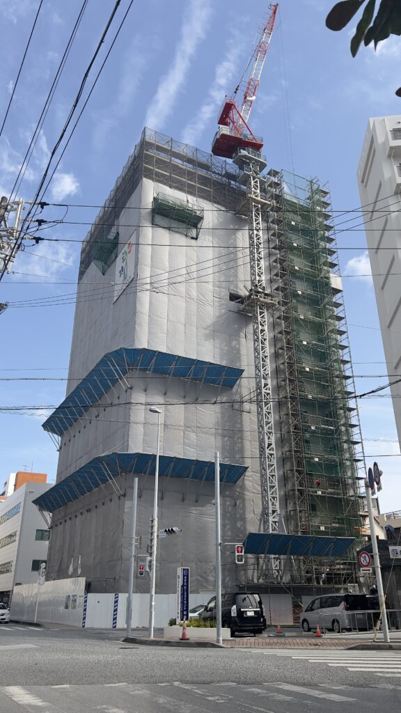 026年3月4日現在のKOKO HOTEL 那覇前島（仮称）の建設状況。国道58号線沿いの泊港近く
