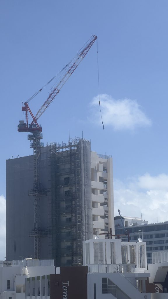 2026年9月時点のKOKO HOTEL 那覇前島(仮称)の建設現場。少しづつ外される葉状シート。躯体は完成か?