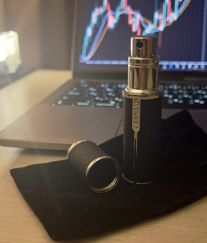 高級感のあるレザー調仕上げのTRAVALOミラノアトマイザーのクローズアップ