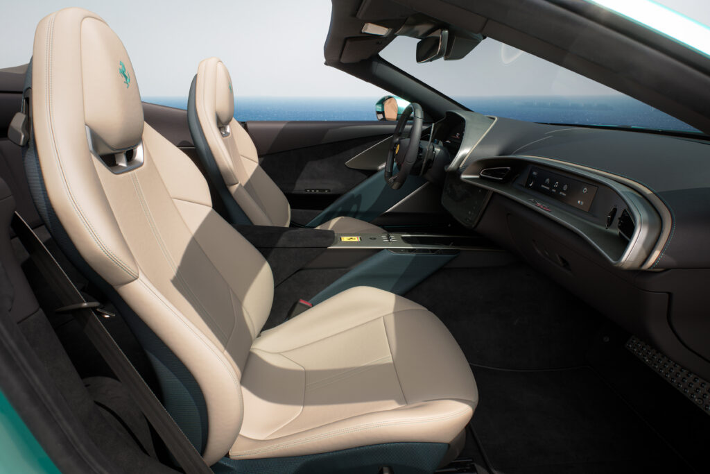 2026年3月に発表された新型 Amalfi Spider。アマルフィ・スパイダー。インテリア画像
Ferrari Amalfi Spider のリセール価格考察