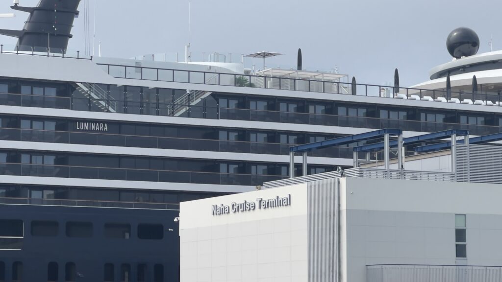 ルミナーラの最上階デッキとパラソルの写真