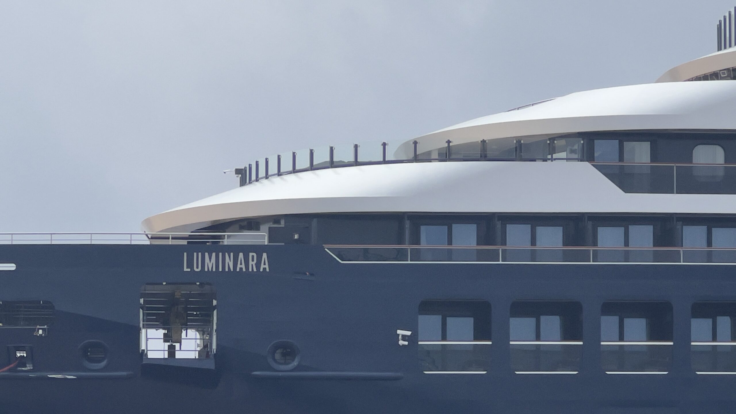 ルミナーラの船体ロゴLUMINARAのアップ写真