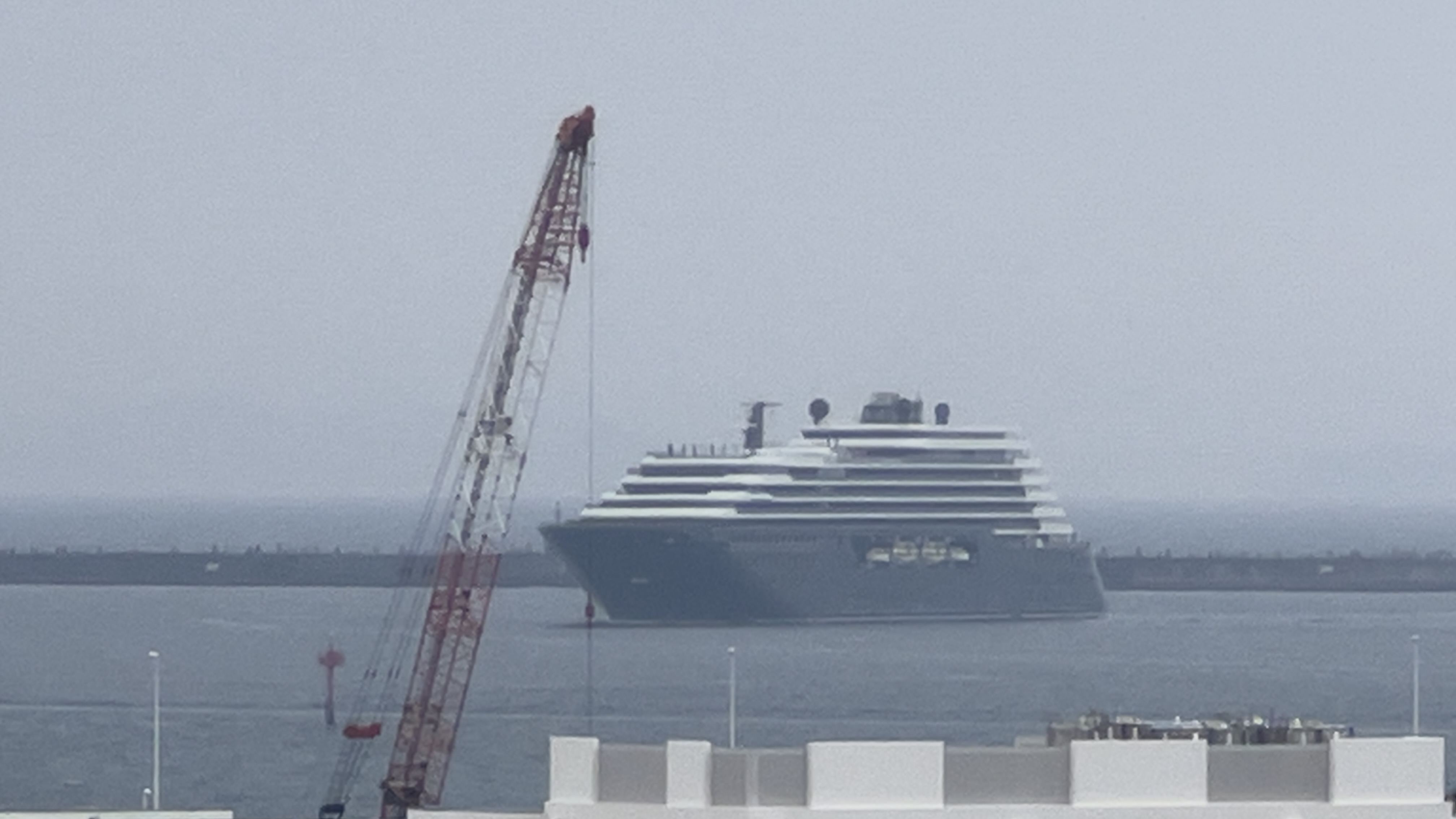 那覇港の防波堤を越えて入港するルミナーラ遠景