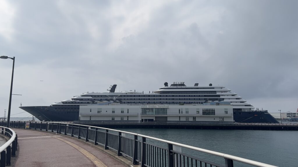 那覇クルーズターミナルに接岸するルミナーラ全景