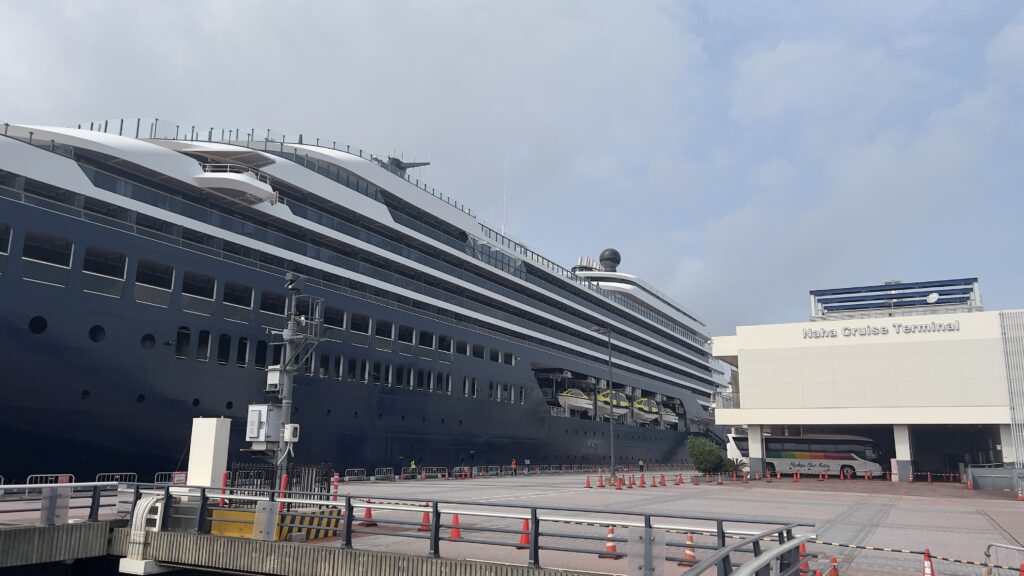 岸壁から見上げるルミナーラの巨大な船体