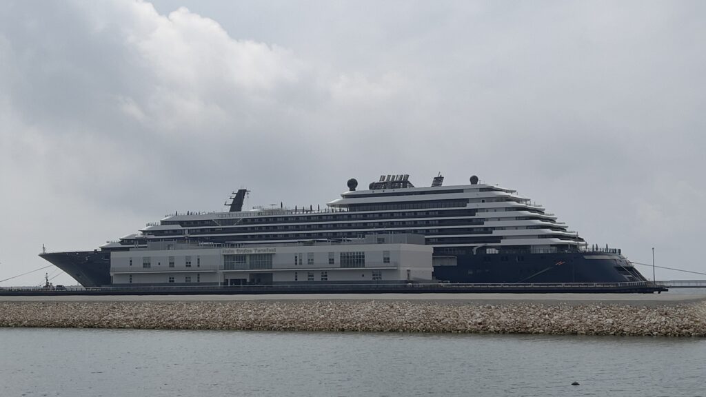 対岸から見たルミナーラと那覇港の風景