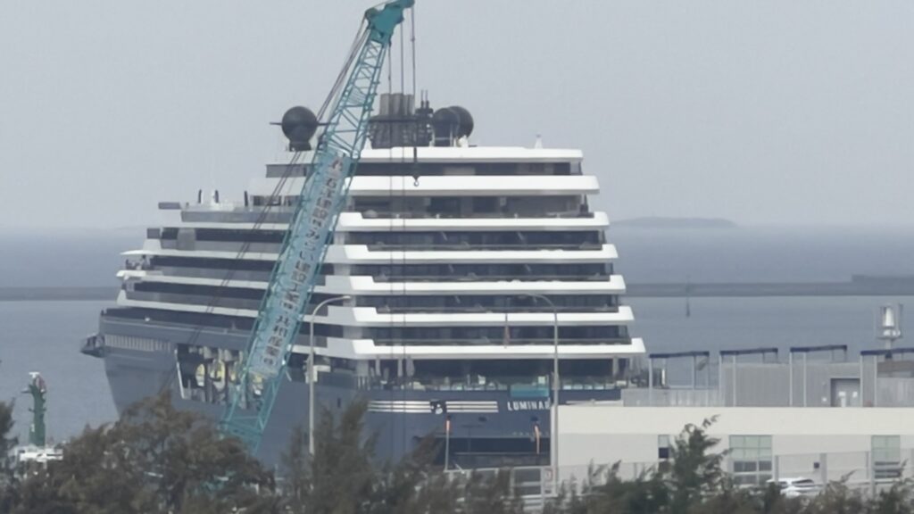 ルミナーラの船尾に刻まれた船名ロゴ。各層に並ぶテラススイート。