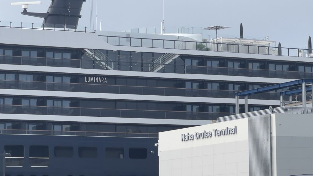 ルミナーラの客室窓とテラスの至近距離写真