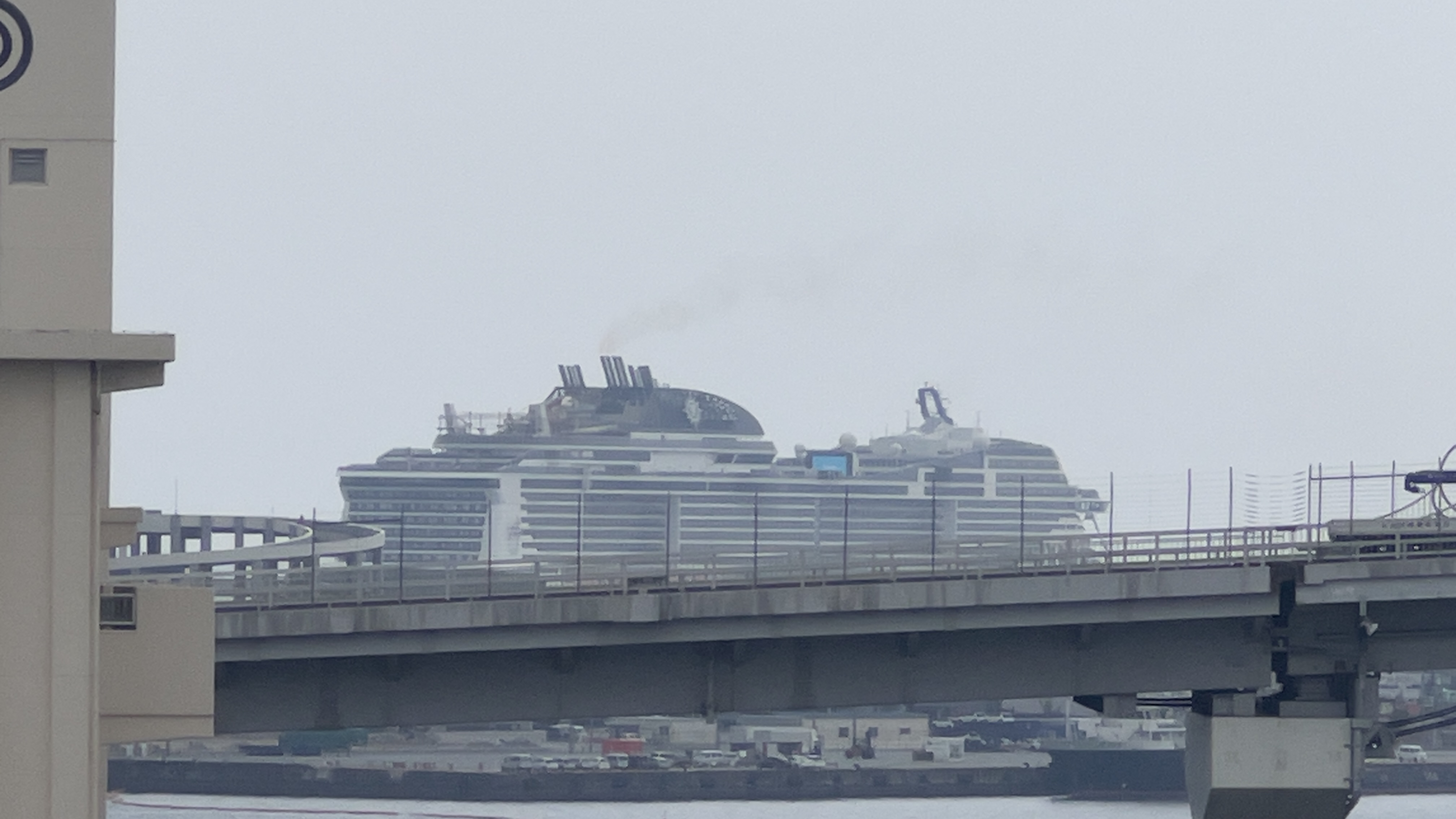 那覇港の日常と豪華客船