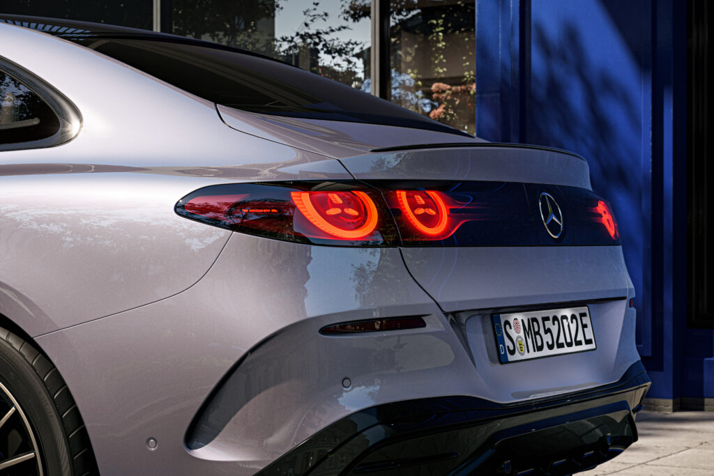 新型電動Cクラス（2026年）リアテールランプ。リング型LEDと「C」バッジが赤く点灯したリアビュー