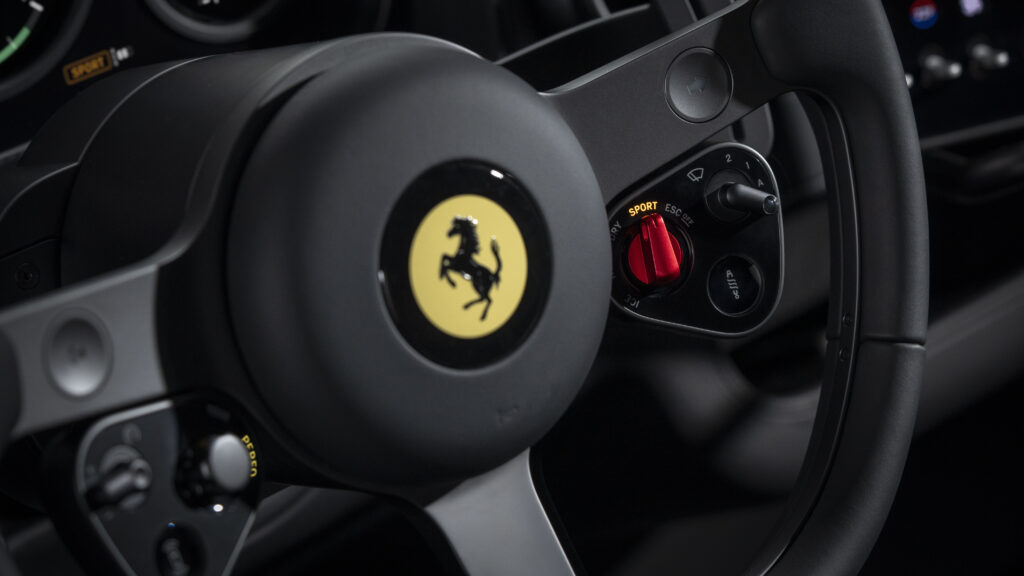 [フェラーリ公式画像] 新型EV「Ferrari Luce（フェラーリ ルーチェ）」：ステアリング