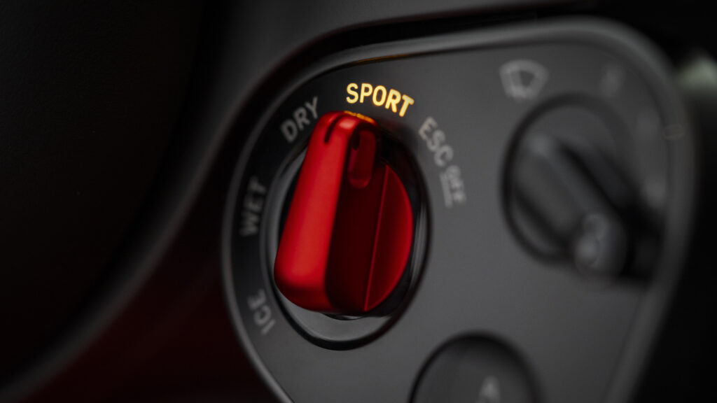 フェラーリ・ルーチェのステアリングに配置されたeマネッティーノ・ダイヤル。WET、DRY、SPORTなどのモード選択が可能な物理ダイヤル。