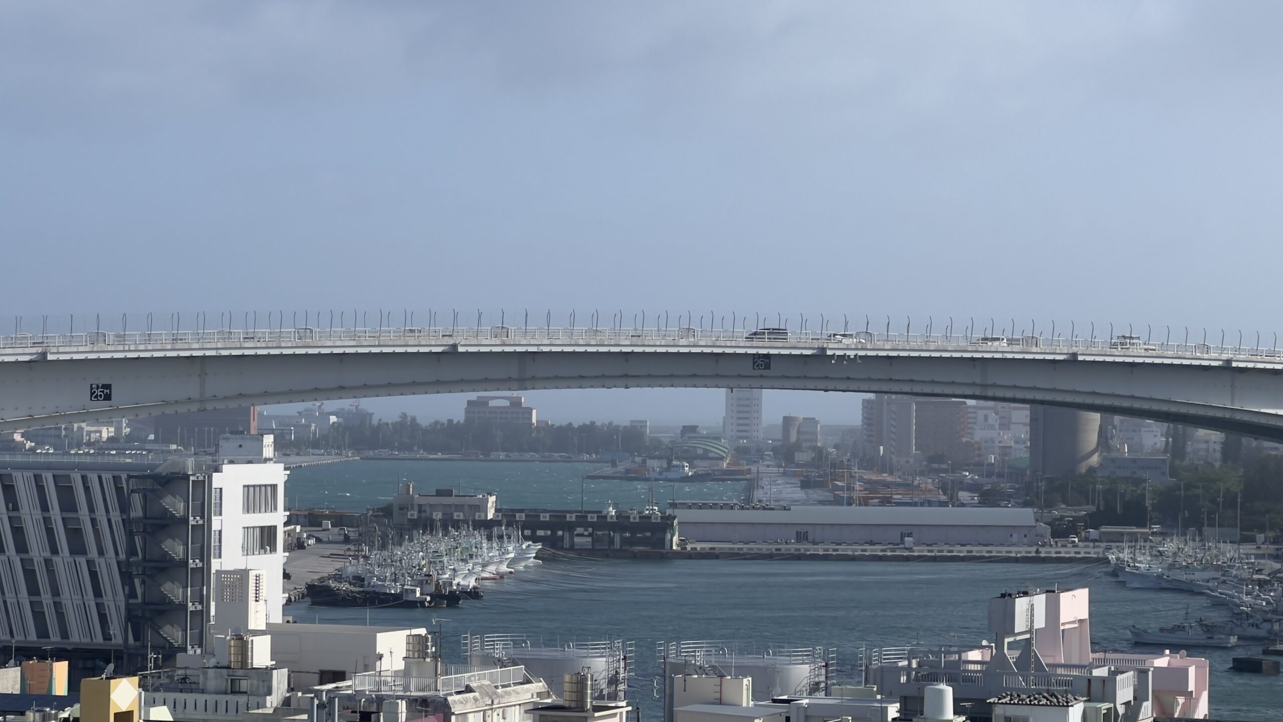 2026年台風6号（チャンミー）の直撃に耐えた沖縄・那覇港の様子