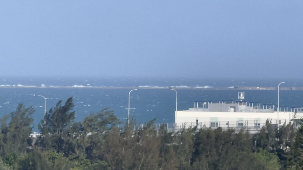 台風6号の影響で波高8メートルの大しけとなり那覇港外海の防波堤で激しく湧き上がる白波(2026年6月2日朝撮影)