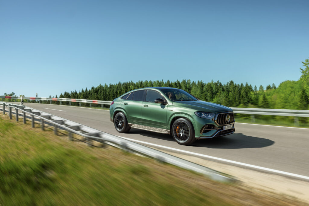 新型メルセデスAMG GLE 63 S 4MATIC+ クーペのフロントサイドビュー
