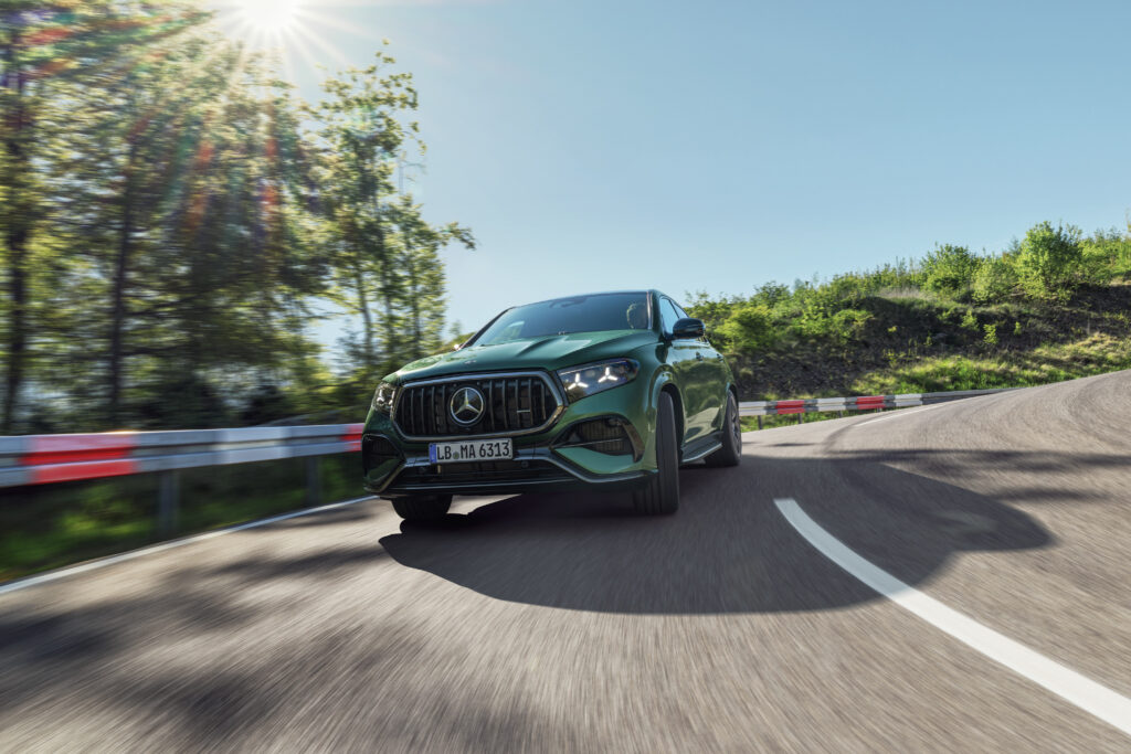 新型メルセデスAMG GLE 63 Sの精悍なフロントマスクと最新LEDヘッドライトのデザインおよび非日常の走行シーン