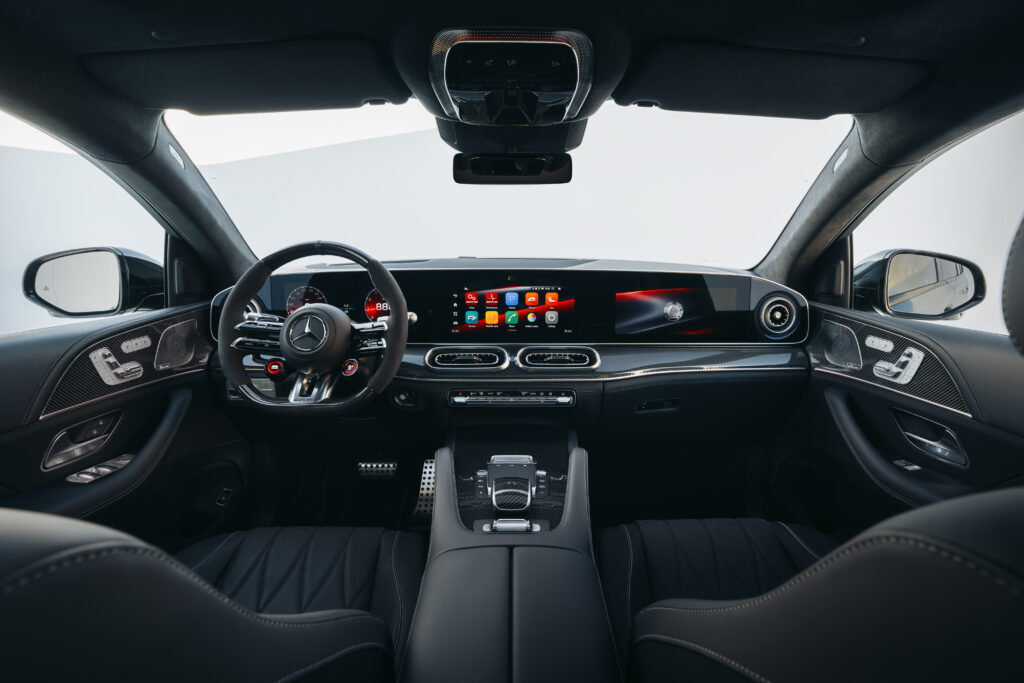 メルセデスAMG GLE 63S 4MATIC+の先進的なインテリアとデジタルコックピット