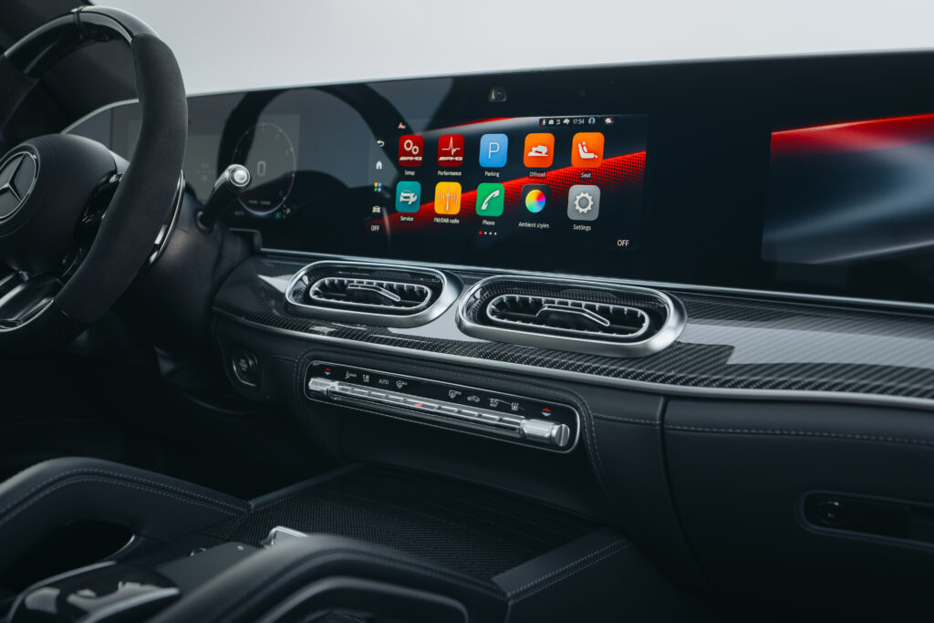 新型メルセデスAMG GLE 63 SのMB.OSとトランスペアレントボンネット機能を表示したインテリア