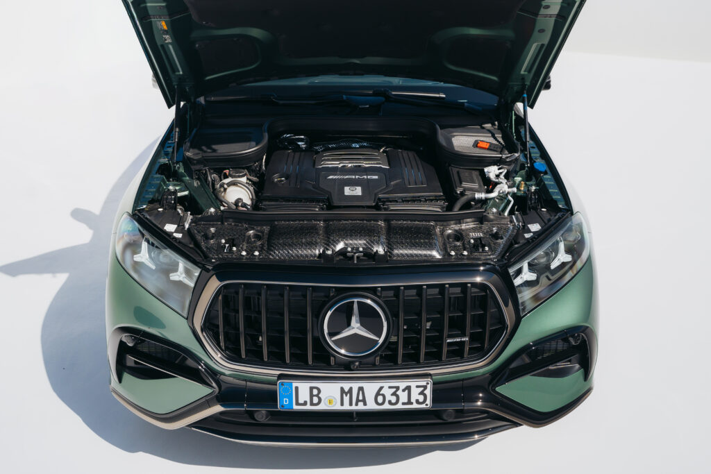 新型メルセデスAMG GLE 63 Sの精悍なフロントマスクと最新LEDヘッドライトのデザインおよびエンジンルーム内