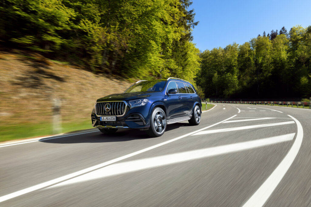 新型メルセデスAMG GLE 63 S 4MATIC+のダイナミックな走行シーン
