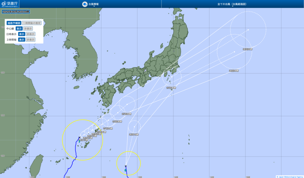 2026年6月26日09時50分発表の気象庁による台風7号（メーカラー）の実況および進路予想図。台風は久米島の北を北北東へ進んでおり、27日にかけて本州太平洋側に接近し、28日には温帯低気圧に変わる予測ルートを示している。