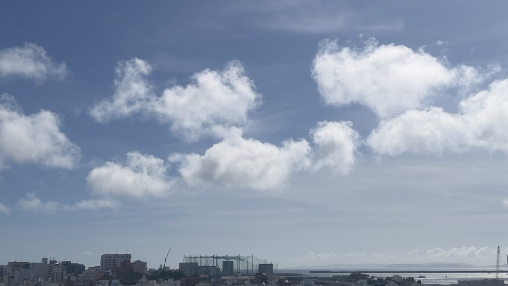 台風9号・10号の発生を控えた沖縄(那覇市)の空模様。厚い雲の間から光が差し込む熱帯低気圧接近前のリアルタイムな気象状況。