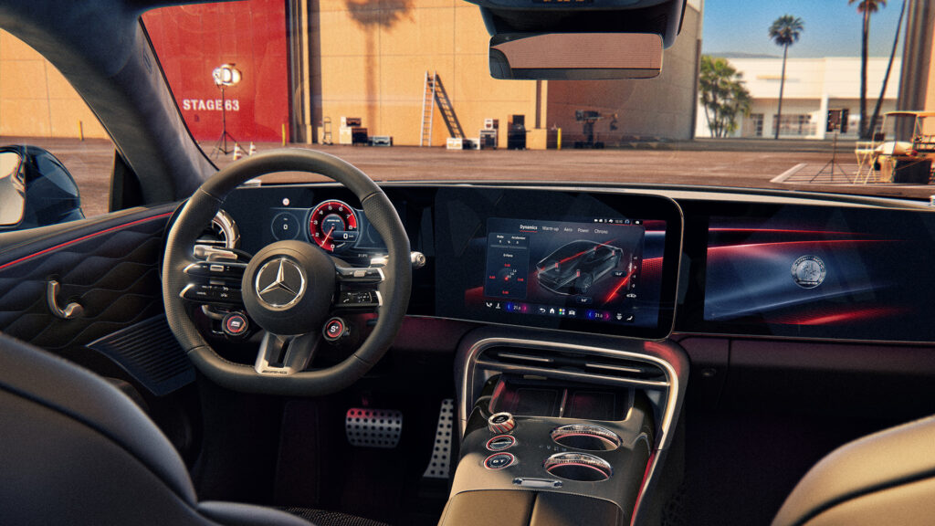 メルセデスAMG GT 53 4ドアクーペの運転席とダッシュボード(インテリア)1