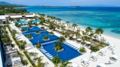 10.8haの敷地に広がるモダンなリゾートプールと海 – アイキャッチ