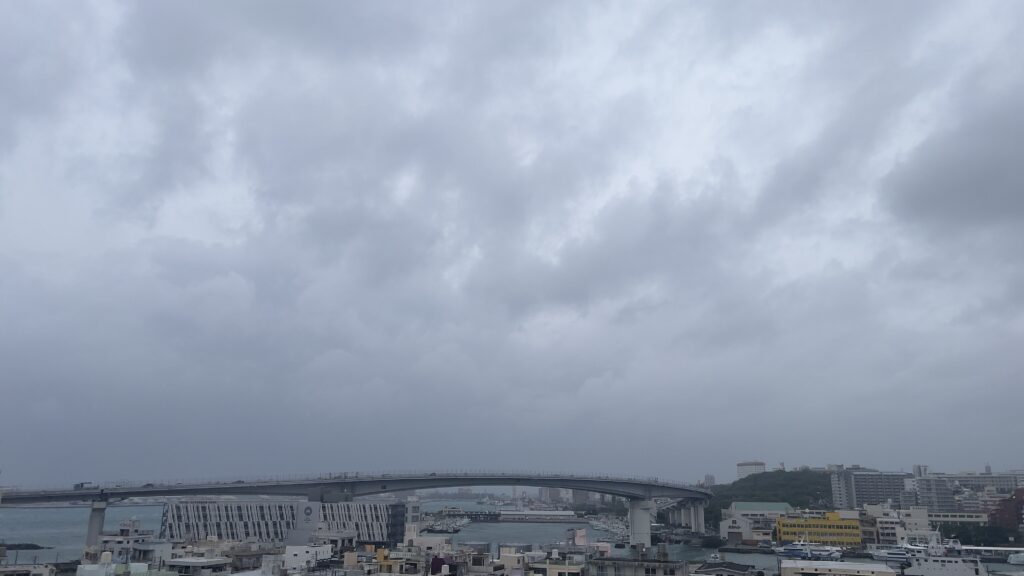 2026年8月26日08時ごろ、那覇市内から撮影した泊大橋と那覇港の様子。同日6時59分に通行止めが解除され、車両の通行が再開している