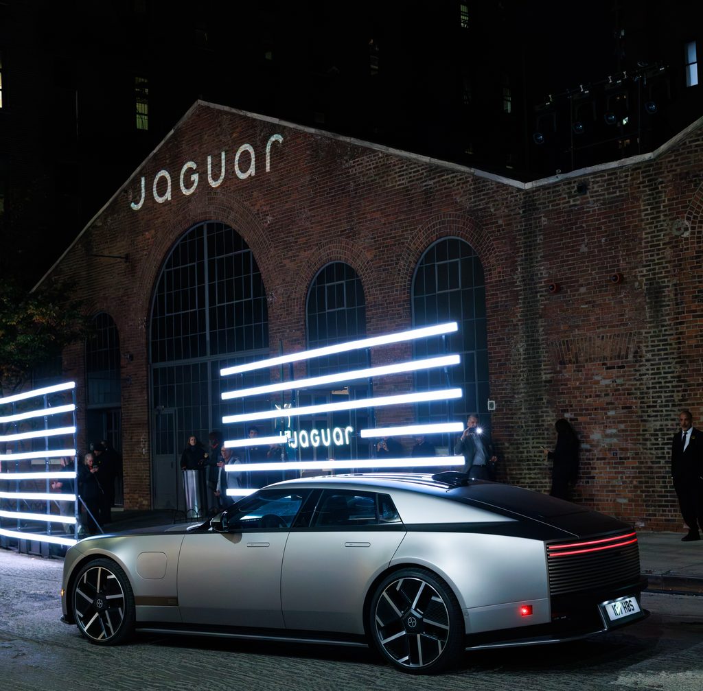 ジャガー Type 01 サイドビュー、JAGUAR看板のレンガ造り建物前でのナイト発表イベント